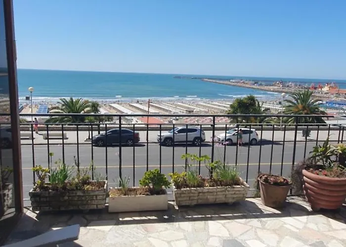 Depto Frente Al Mar. Playa Grande. Solo Familias